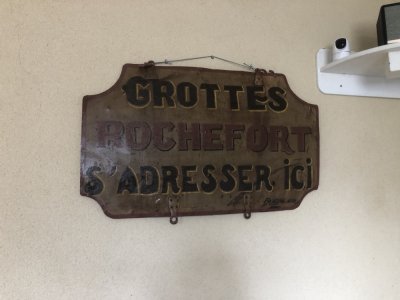 Une plaque de visite des grottes de Rochefort. - Jean-François Chesnay