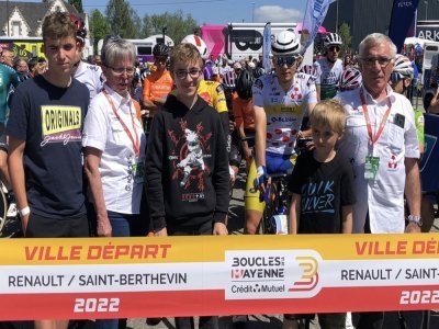 Jocelyne Leriget (à gauche) et son époux Guy (à droite) au départ d'une des étapes de l'édition 2022 des Boucles de la Mayenne. - DR