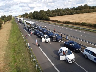 Des milliers d'automobilistes ont dû prendre leur mal en patience en attendant que l'axe Paris-Bretagne soit rendu à la circulation - Fred Martin