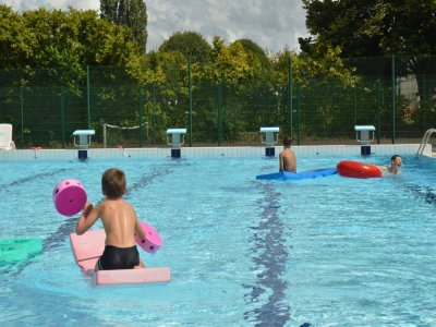Les enfants profitent tout l'été de la piscine municipale de Bais. - Jean-François Chesnay