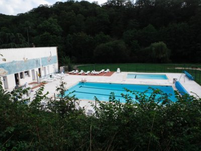 La piscine de Saint-Berthevin, située en contrebas, sur le site du Coupeau. - Gilles Augereau