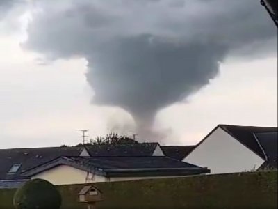 Une tornade a balayé plusieurs villes de Mayenne dimanche 17 septembre. Ici, capture d'écran d'une vidéo prise depuis Ernée.
tornade vidéo prise depuis Ernée 17/09/23 - Thomas Blond