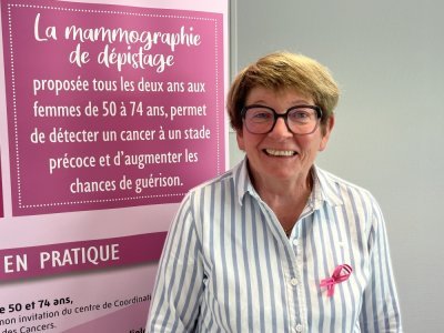 Bernadette Perraut, présidente de l'antenne départementale de la Ligue contre le cancer lors de l'atelier d'autopalpation, au pôle santé de Villaines-la-Juhel. - Naomie Jourand