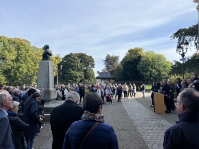 L'hommage a duré environ 15 minutes et s'est conclu sur une Marseillaise et la musique One de U2.