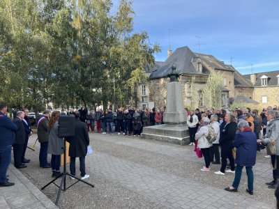 L'hommage a duré environ 15 minutes et s'est conclu sur une Marseillaise et la musique One de U2.