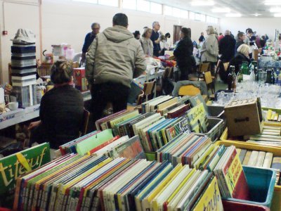 Les bd, livres, cd sont aussi au rendez-vous des chineurs - Marie-Christine GERARD