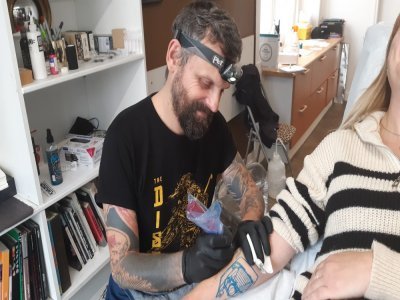 Fab Severage, un des artistes tatoueurs du salon lavallois Lollipop Tattoo & friends, est co-organisateur de Rock Ink Stomp. - Fred Martin