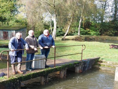 Juvigné. Gérard Mareau, Michel Houdeline et Joël Moreau surveillent le niveau de l'eau dans la pêcherie - CDLM