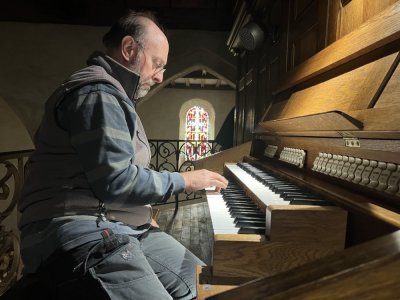 Avant d'entrer dans l'orgue, Alain Boulais cherche les notes muettes. - Théo Duchet