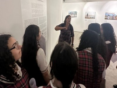 Solène, avec ses élèves de seconde, dans une exposition à Ramallah où elle enseignait le français. - Solène