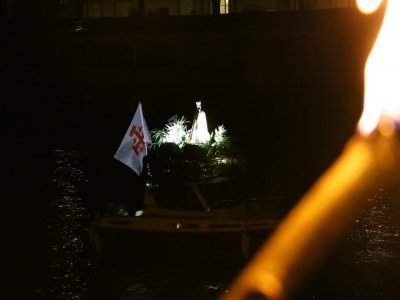 Le bateau transportant la statue de la Vierge jusqu'à la basilique Notre-Dame d'Avesnières a bien failli ne pas passer l'écluse avec la Mayenne en crue. - Diocèse de Laval