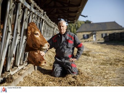Guy est éleveur de vaches allaitantes. En 2012, il a perdu sa femme et souhaite désormais ouvrir un nouveau chapitre de sa vie. - Cecile ROGUE/M6