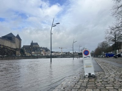 Le stationnement sur les places côté rivière est interdit par arrêté municipal sur le parking du musée du château de Mayenne.