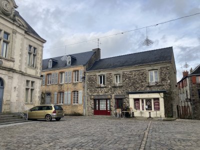 La place Hubert II de Baumont regroupe plusieurs bars et cafés. Il s'agit d'une des places les plus fréquentées de la ville. - CM