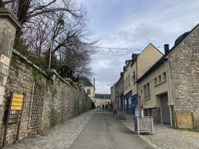 Rue Henri IV est très empruntée par les habitants et les visiteurs de la ville.