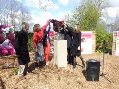 La famille de Jean Renault a dévoilé un buste en bronze à son effigie, aux Jardins des Renaudies le 11 avril 2022. - C.D.