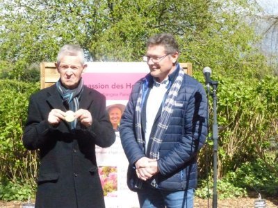 Jean Renault avait reçu la médaille de la Ville de Gorron des mains du maire Jean-Marc Allain, lors de l'inauguration de son buste aux Jardins de Renaudies le 11 avril 2022. - DR