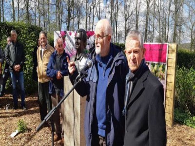 Jean Renault et ses amis horticulteurs lors de l'inauguration de son buste le 11 avril 2022. - DR
