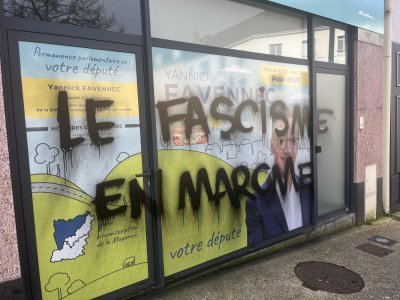 Samedi 20 janvier 2024, la permanence à Mayenne du député Yannick Favennec (Horizons) a été dégradée. - Naomie Jourand