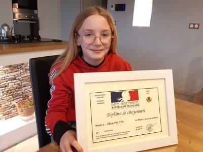 Alice Peloin avec son diplôme de citoyenneté - CM