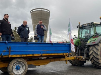 François, Thierry et Florent sont montés sur un tracteur pour s'adresser aux manifestants. - Célia Masselin