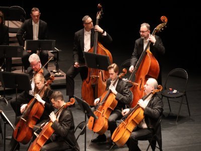 Hautbois, violons, violoncelles, contrebasses, bassons, clarinettes, cor d'harmonie et bien d'autres étaient présents sur la scène du théâtre de Laval. - Pierre Hardon