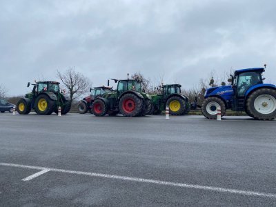Pour le moment, les tracteurs arrivent petit à petit au péage Laval Ouest. - C.Masselin