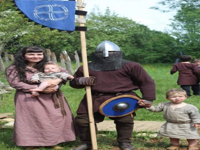 Romuald et Chloé, passionnés par l'époque viking, participent aux reconstitutions avec leurs enfants. - CDLM