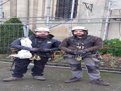 Corentin, à gauche, et Andy vérifient leur équipement avant l'intervention sur l'église de Juvigné. - CDLM