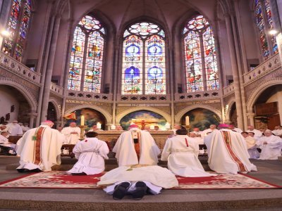 Dans la grandiose basilique de Pontmain, le nouvel évêque s'est prostré au sol pendant la litanie des Saints scandé par la foule. - Pierre Hardon