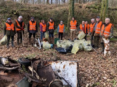 Une quinzaine de bénévoles ont nettoyé une ancienne carrière de la forêt de Mayenne. - Martine Rebours
