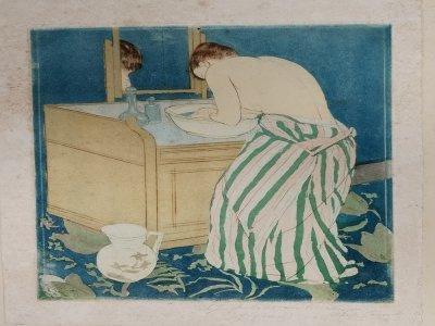 L'aquatinte représente une femme faisant sa toilette et date de 1891. - Nugues et Drouelle