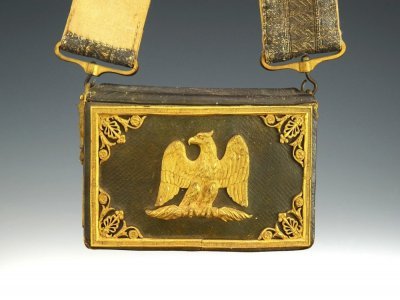 Cette giberne, une boîte à cartouches, aurait été présente au sacre de l'empereur Napoléon Ier, le 2 décembre 1804. - Laval Enchères