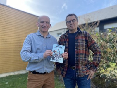 Philippe Vasseur (à gauche) et Philippe Dalibard (à droite) présentent l'autobiographie de l'ancien coureur cycliste mayennais intitulé Vent de dos, vent de face. - Lancelot Dartigeas
