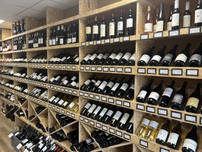 La nouvelle cave du centre-ville de Mayenne possède des vins de plusieurs régions de France, ainsi que des vins étrangers. - Naomie Jourand