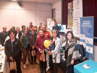 L'équipe du comité des fêtes de Voutré autour des 3  stands d'informations sur les TSA - x