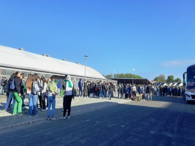 Les files se forment pour monter dans chacun des 6 cars arrivés devant le hall des Grands prés - x