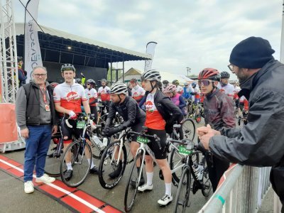 Jean Michel Chardron, président du CAE cyclisme VTT, et Léonard Didiot, directeur de Babybel, au 110km.