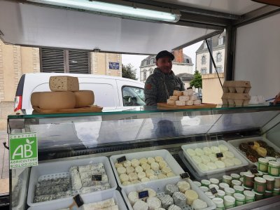 Mickaël Legay de Grazay propose des produits à base de lait de chèvres et des oeufs - x