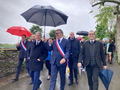 Le prince Albert II de Monaco, Jean-Pierre le Scornet et Joël Balandaud lors de la déambulation dans le centre-ville. - CM