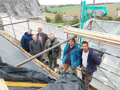 De gauche à droite : Régis Forveille, maire, Bruno Bouvier, adjoint et Stanislas Coudière, maître d'oeuvre aux côtés des représentants des 3 entreprises lors d'une des réunions de chantier de la première tranche des travaux. - CDLM