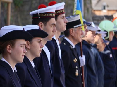 Les stagiaires de la préparation militaire marine, les cadets de la gendarmerie et les jeunes sapeurs-pompiers ont salué la levée des couleurs.