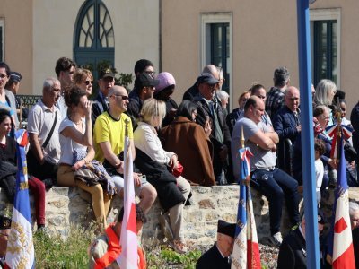 La foule s'est réunie autour du monument aux morts, mercredi 8 mai, pour assister à la cérémonie d'hommage.