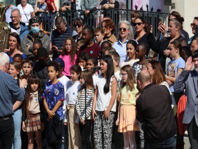 Les enfants des écoles de Laval ont entonné "La Marseillaise" pour honorer le pays et ceux qui sont morts pour lui.