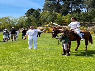 Gervais Maignan passe le relais à une cavalière. - Enzo Maignan