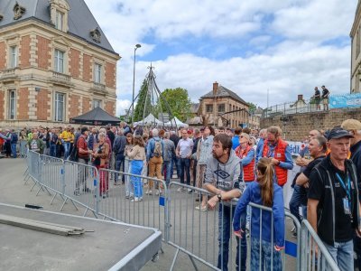 2- Bien avant le premier passage des coureurs à Ernée, le public était déjà nombreux, devant le grand écran, pour suivre la course en direct. - JFC