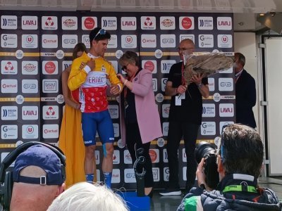 3-Jacqueline Arcanger, maire d'Ernée, remet le maillot de vainqueur de l'étape d'Ernée à Émilien Jeannière, qui a été le plus rapide du peloton dans le sprint final. - JFC