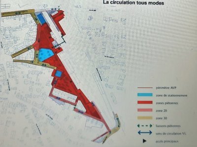 Rouge : piéton, rose zone à 20, jaune zone à 30, en bleu stationnement, flèche pour le sens de circulation. - mairie