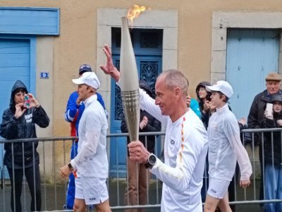 3- Mickaël Leroux, sous les applaudissements et les encouragements du public, emmène la flamme olympique jusqu'au Jardin public de Chailland. - J.-F.C.