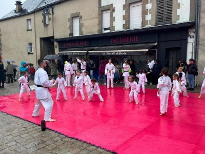 Le Judo club mayennais a animé la place Juhel avant le passage de la flamme olympique malgré la pluie. - Naomie Jourand